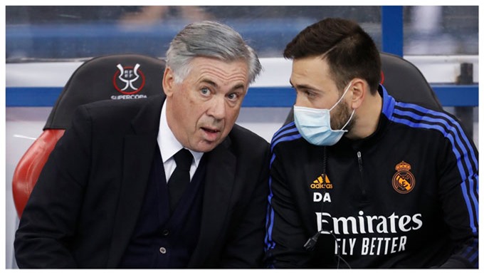 Ancelotti thường xuyên trao đổi với trợ lý Davide, cũng chính là con trai ông