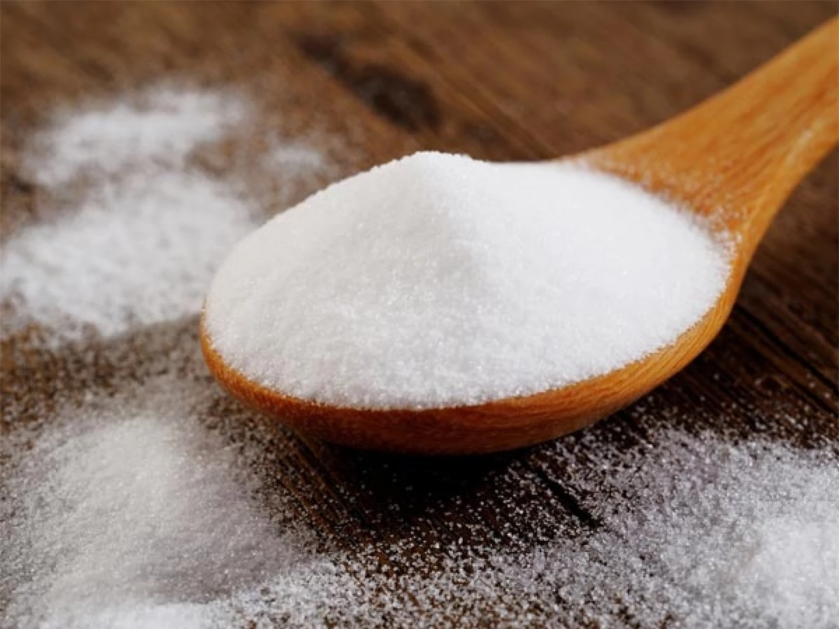 Baking soda: Baking soda cũng là một chất sát khuẩn và khử mùi tự nhiên đa công dụng, thường được sử dụng để loại bỏ mùi hôi tanh trong tủ lạnh, máy rửa bát và lò vi sóng.