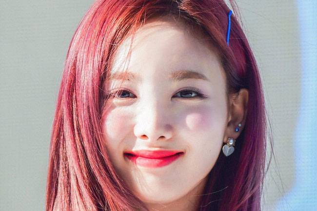 M&#x1EF9; nh&#xE2;n H&#xE0;n so k&#xE8; nhan s&#x1EAF;c v&#x1EDB;i t&#xF3;c &#x111;&#x1ECF;: Song Hye Kyo d&#x1EEB; &#x111;i v&#xE0;i tu&#x1ED5;i, Jisoo c&#x1EF1;c xinh &#x111;&#x1EB9;p