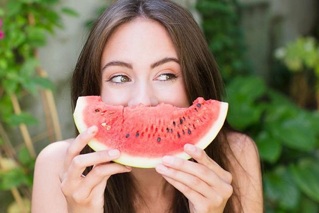 Bật mí vô vàn công dụng làm đẹp cho làn da từ dưa hấu chị em có thể tham khảo