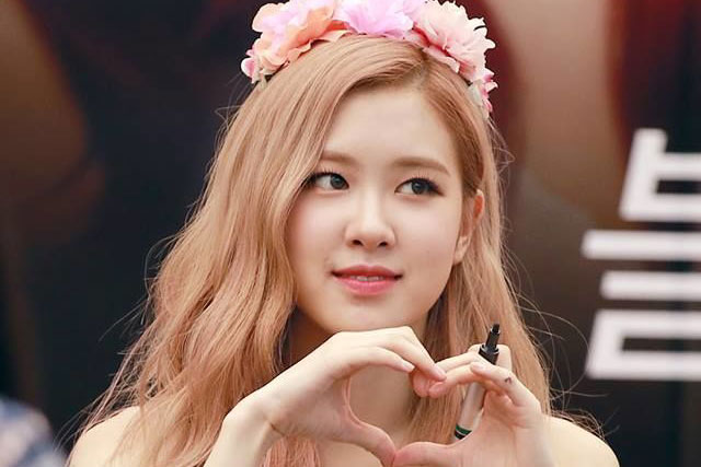 Rosé ngày càng thăng hạng nhan sắc nhờ thay đổi từ lông mày đậm sang màu nhạt