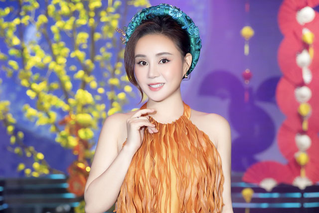 "Mẹ 3 con" Vy Oanh khoe vóc dáng thanh mảnh, “hát ngọt, múa dẻo” trong MV rộn ràng sắc xuân