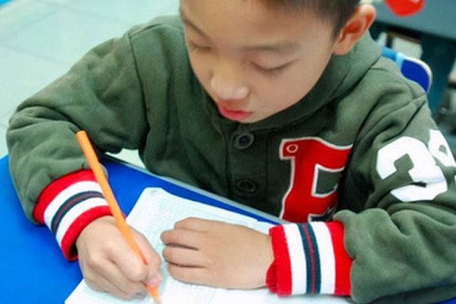 Xuất hiện bài văn "bóc phốt" anh trai không trượt phát nào, dân tình đang cười ná thở thì đụng ngay câu cuối quá chất: Nói hộ nỗi lòng chị em!