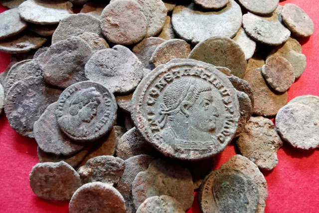 Theo dấu thú rừng, tình cờ phát hiện kho báu tiền cổ lớn nhất Tây Ban Nha