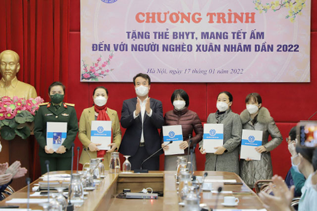 Tổng Giám đốc BHXH Việt Nam Nguyễn Thế Mạnh trao thẻ BHYT cho các bệnh nhân có hoàn cảnh khó khăn - Ảnh: VGP/Thu Cúc