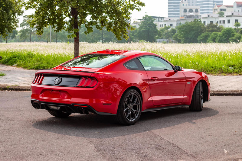 =2. Ford Mustang EcoBoost (giá khởi điểm: 28.400 USD, thời gian tăng tốc từ 0-96 km/h: 5,1 giây).