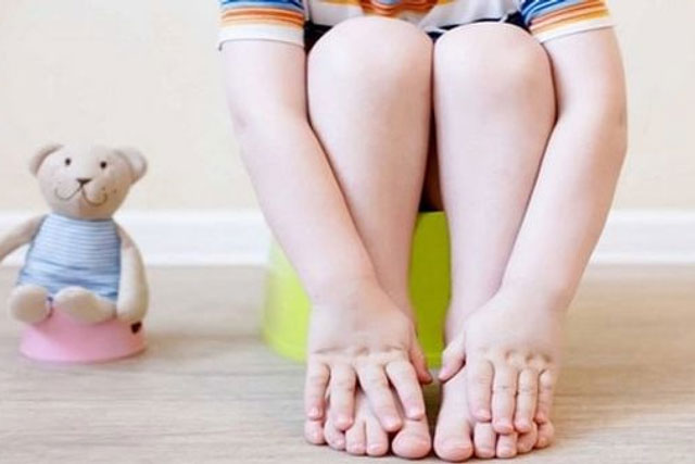 Bố mẹ chủ quan khiến trẻ bị táo bón phải cắt đại tràng