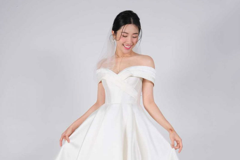 Chẳng có "bờ vai móc áo" như bao người, Thúy Ngân vẫn cân đẹp loại trang phục này