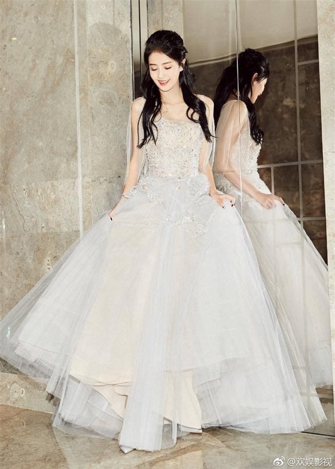 Sau gần 20 năm kết hôn, cựu hoa hậu Viên Vịnh Nghi lần đầu mặc váy cưới |  Báo Dân trí