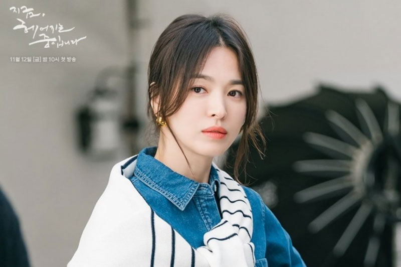 Càng về cuối phim, Song Hye Kyo càng ăn diện trẻ trung, mix match đủ họa tiết đa dạng