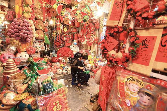 Phố cổ Hà Nội rực rỡ sắc đỏ những ngày gần Tết