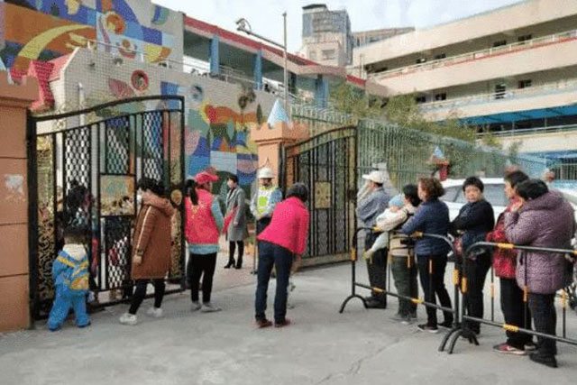 Chờ mãi mới thấy chồng đón con đi học về, nhưng vừa nhìn mặt con, mẹ lăn đùng ngất xỉu: Chẳng lẽ viết đơn ly dị cho đỡ bực