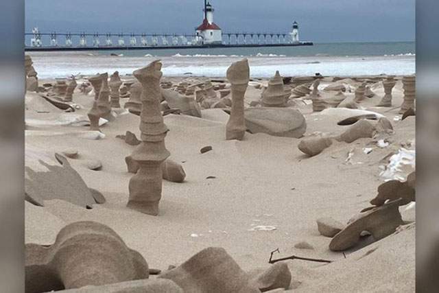 Bí ẩn “những quân cờ bằng cát” bên bờ Michigan đã được giải đáp