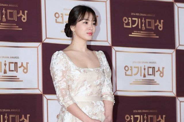 Style thảm đỏ của Song Hye Kyo nhạt nhòa, thiếu điểm nhấn suốt hàng chục năm qua