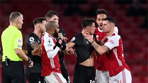 Cầu thủ Arsenal bị điều tra vì cố tình nhận thẻ vàng không đáng có