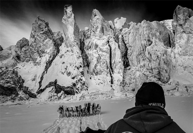 Theo Nhiếp ảnh gia Đan Mạch Carsten Egevang: Khi t&ocirc;i bắt đầu sự nghiệp ở Greenland gần 30 năm trước, t&ocirc;i đ&atilde; quan t&acirc;m đến v&ugrave;ng hoang d&atilde; nguy&ecirc;n sơ v&agrave; động vật hoang d&atilde;. M&atilde;i cho đến v&agrave;i năm sau, t&ocirc;i mới nhận ra sự độc đ&aacute;o của Greenland c&ograve;n được t&igrave;m thấy ở những người d&acirc;n nơi đ&acirc;y.