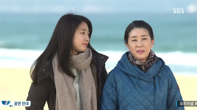 Park Shin Hye hội ngộ với &quot;bà mẹ trên màn ảnh&quot; Kim Mi Kyung để gửi thiệp mời đám cưới - Ảnh 3.