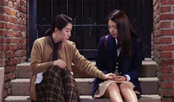 Park Shin Hye hội ngộ với &quot;bà mẹ trên màn ảnh&quot; Kim Mi Kyung để gửi thiệp mời đám cưới - Ảnh 4.