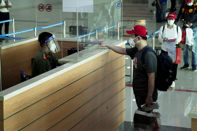 Tạo điều kiện nhập cảnh cho người Việt Nam và thân nhân về nước