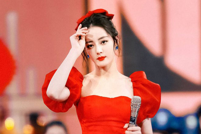 Nhìn lại thảm đỏ 2021 của làng Cbiz: Dàn chị đại nhạt nhòa, Địch Lệ Nhiệt Ba giữ vững phong độ