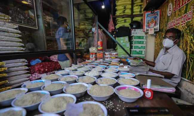 Gạo được bày bán ở thủ đô Colombo của Sri Lanka. (Ảnh: Guardian)