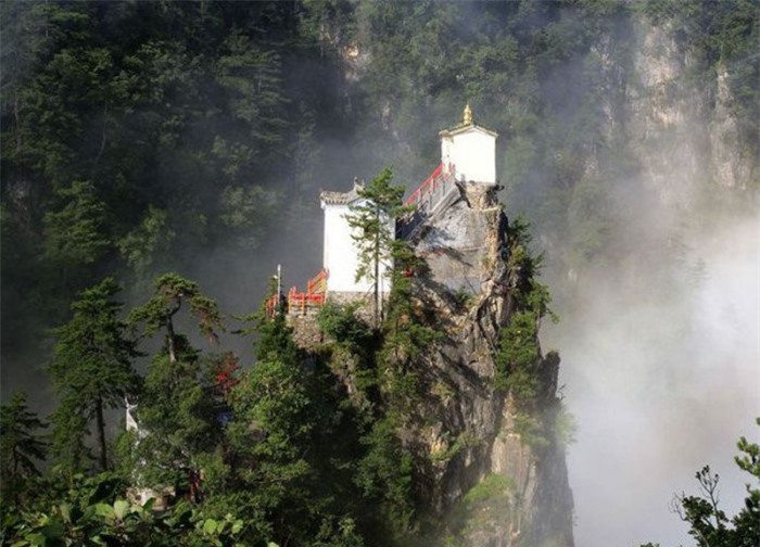 5 ngôi đền, chùa tọa lạc ở nơi cực kỳ nguy hiểm vẫn tấp nập du khách 1