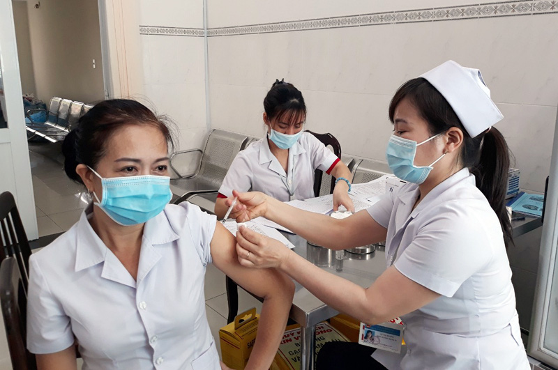 Tiêm liều thứ 3 của vaccine Moderna bằng nửa liều cơ bản
