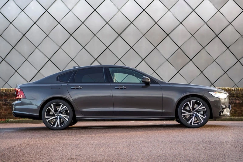 7. Volvo S90.