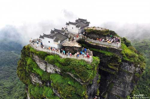 5 ngôi đền, chùa tọa lạc ở nơi cực kỳ nguy hiểm vẫn tấp nập du khách