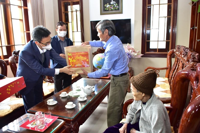 Phó Thủ tướng Vũ Đức Đam thăm, tặng quà Tết tại tỉnh Thừa Thiên Huế