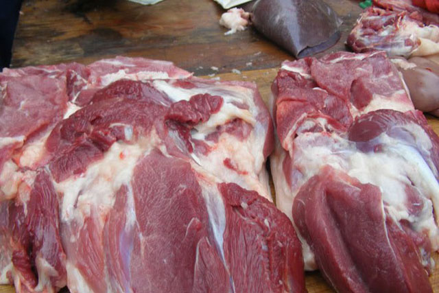 6 dấu hiệu chứng tỏ thịt lợn ngoài chợ đã bị bơm nước, nhiễm bẩn, gian thương lợi dụng ăn lãi to dịp Tết chẳng dại gì rỉ tai mách bạn tránh né