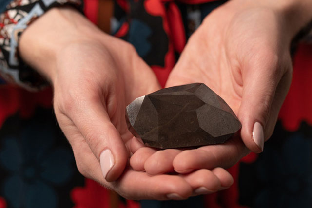 Đấu giá viên kim cương đen đến từ ngoài hành tinh