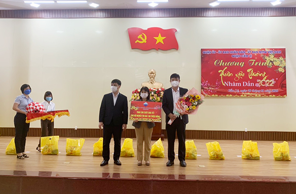 Phó Tổng giám đốc Dawaco Trần Phước Thương trao bảng tượng trưng hỗ trợ 100 triệu đồng cho 200 hộ nghèo ở quận Cẩm Lệ (Đà Nẵng)