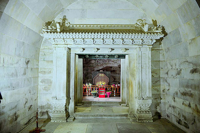 Tan hoang lăng mộ của vua Càn Long và Từ Hy Thái Hậu sau vụ trộm mộ khét tiếng: Báu vật tiêu tán, thi hài ‘vất vưởng’ đến xót xa và cái kết của tên mộ tặc khiến muôn người phẫn nộ