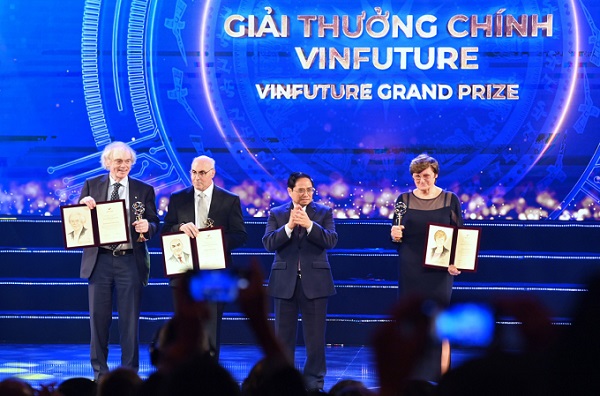 Thủ tướng Phạm Minh Chính (thứ hai từ phải sang) trao giải chính VinFuture Grand Prize cho ba nhà khoa học. 
