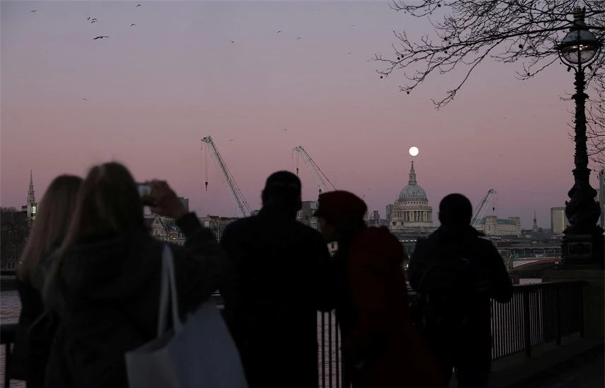 Cảnh tượng người d&acirc;n chụp lại khoảnh khắc Trăng S&oacute;i xuất hiện tr&ecirc;n bầu trời London, ph&iacute;a ngo&agrave;i nh&agrave; thờ St Paul. Ảnh: Hannah McKay / Reuters.