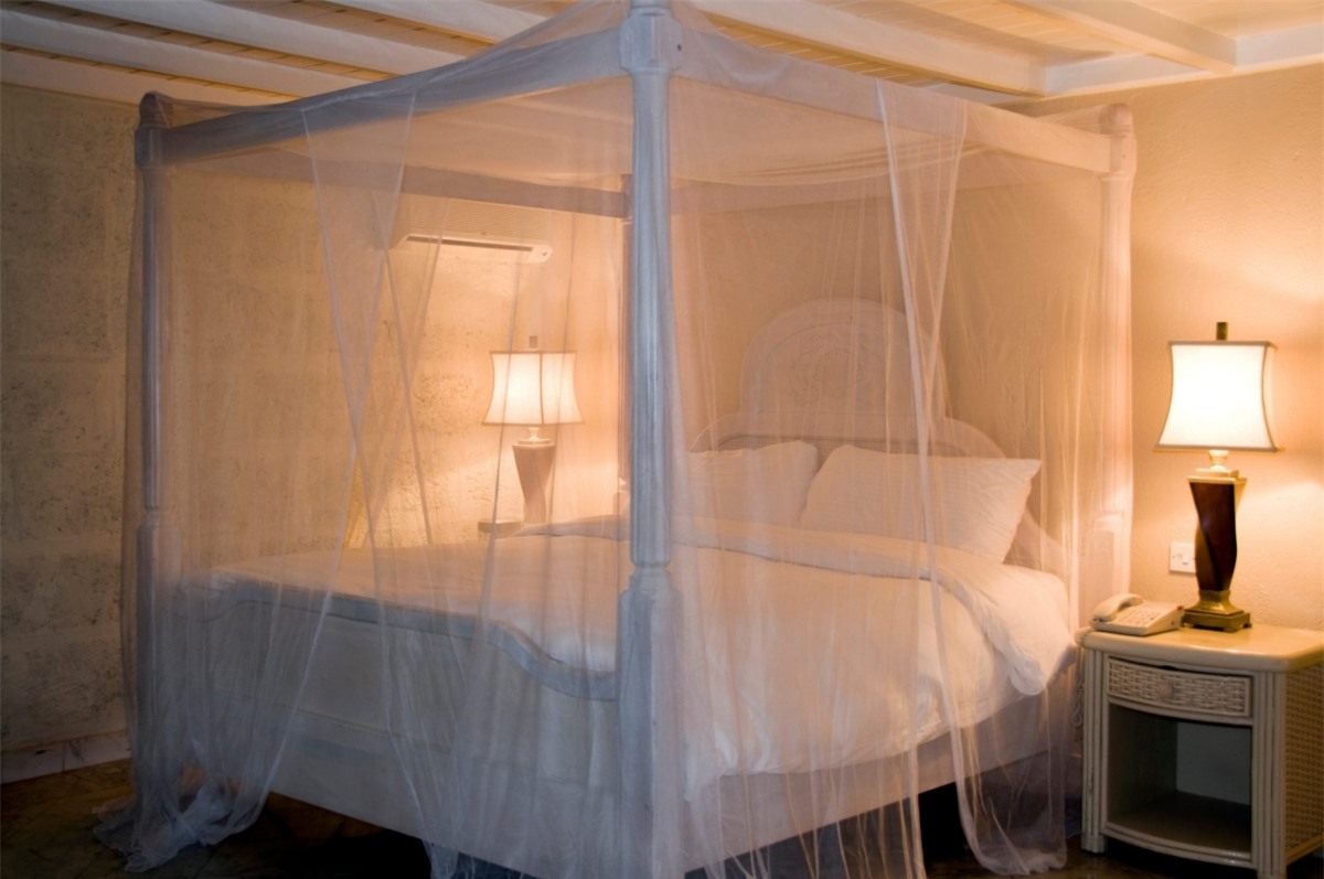 Mắc màn khi đi ngủ: Màn chống muỗi là một trong những biện pháp hiệu quả nhất giúp bạn khỏi bị quấy rầy bởi muỗi khi ngủ. Đây cũng là phương pháp tiết kiệm và lâu đời nhất.