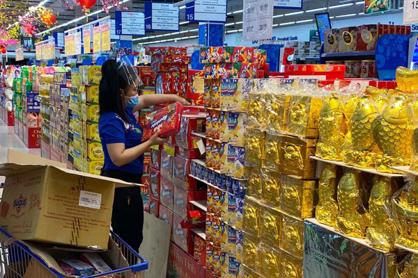 Cuộc đua 'chốt đơn' giữa hàng nội với hàng ngoại trong mùa Tết