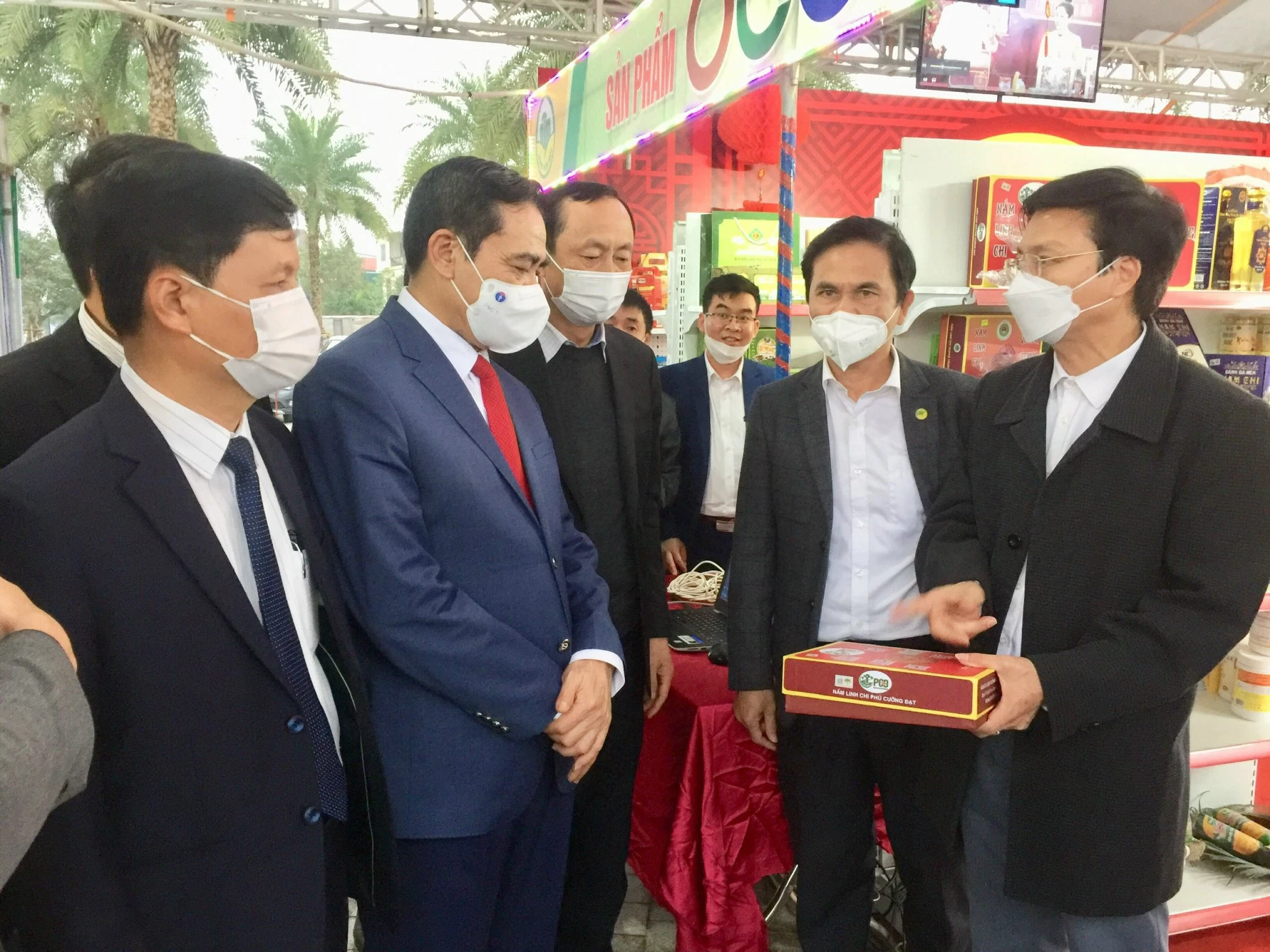 Các lãnh đạo UBND tỉnh Hà Tĩnh thăm các gian hàng tại hội chợ.