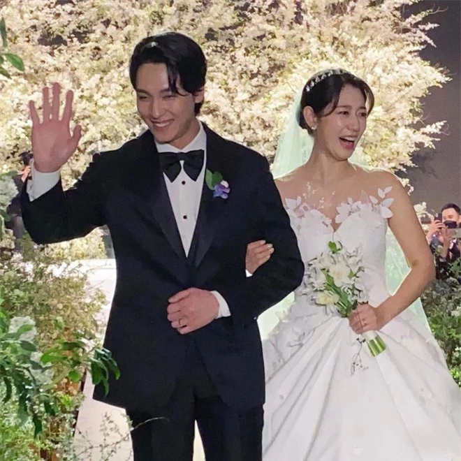 Lee Min Ho xúng xính dự đám cưới tình cũ Park Shin Hye, netizen gợi ý hát hit Vpop 3 chữ bắt trúng tim đen - Ảnh 2. Lee Min Ho xúng xính dự đám cưới tình cũ Park Shin Hye, netizen gợi ý hát hit Vpop 3 chữ bắt trúng tim đen - Ảnh 2.