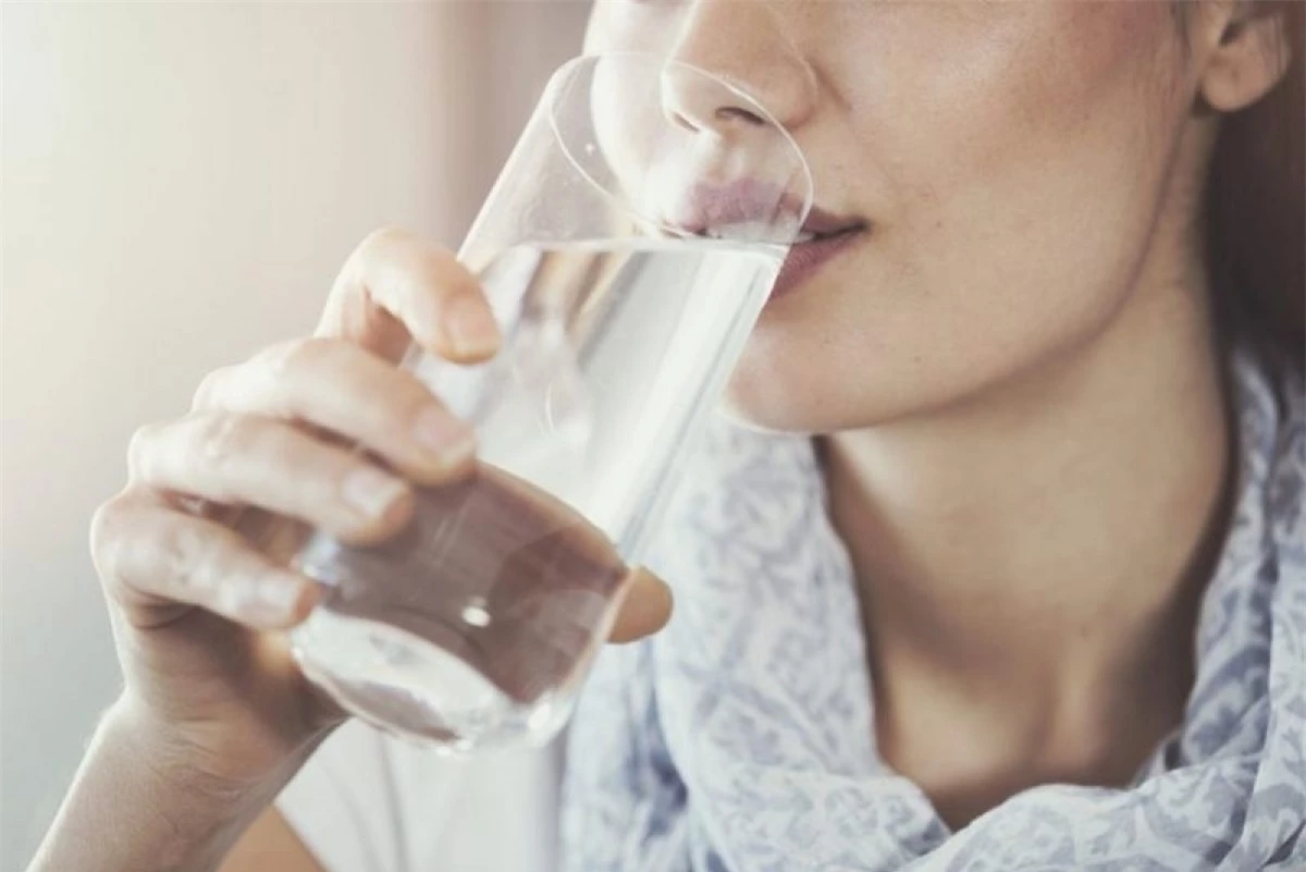 Nước: Người ở độ tuổi trung niên dễ bị thiếu nước hơn, vì họ ít cảm thấy khát hơn. Tuy nhiên, nước vẫn đóng vai trò thiết yếu vì nước giúp tối ưu hóa các chức năng trao đổi chất. Phụ nữ qua tuổi 50 nên uống ít nhất 9 cốc nước/ngày, còn nam giới cần ít nhất 13 cốc.