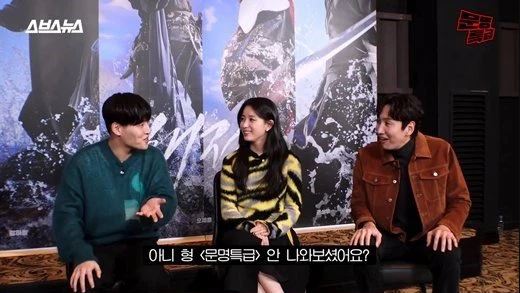 Han Hyo Joo xấu hổ vì bị rách váy trước mặt dàn sao nam, Kang Ha Neul phải quay lưng không dám nhìn