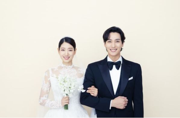 Công bố ảnh cưới của Park Shin Hye và chồng kém tuổi trước giờ G, cô dâu bầu bí diện váy cưới đẹp quá trời ơi!