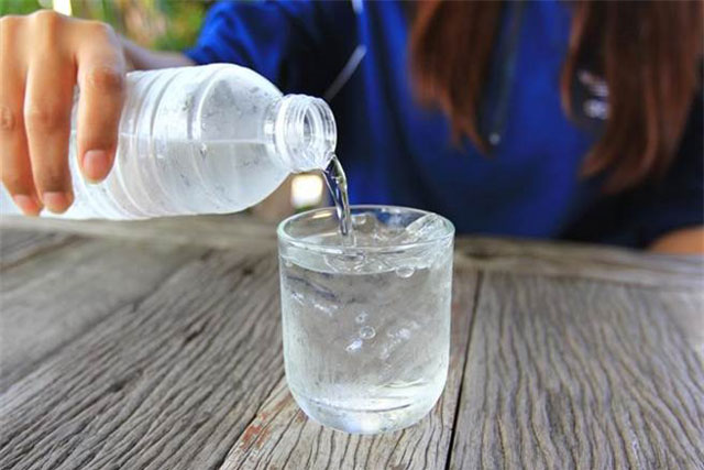 Uống nước theo kiểu này chẳng khác nào "tự đầu độc", nạp vào cơ thể 1 chất gây ung thư mà WHO cảnh báo, lại tiềm ẩn nguy cơ vô sinh cao