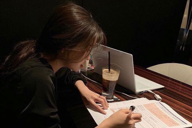 Phỏng vấn: Gặp ông già ngã xuống, bạn có dám giúp đỡ không? Câu trả lời hoàn hảo giúp ứng viên nữ được tuyển dụng tại chỗ