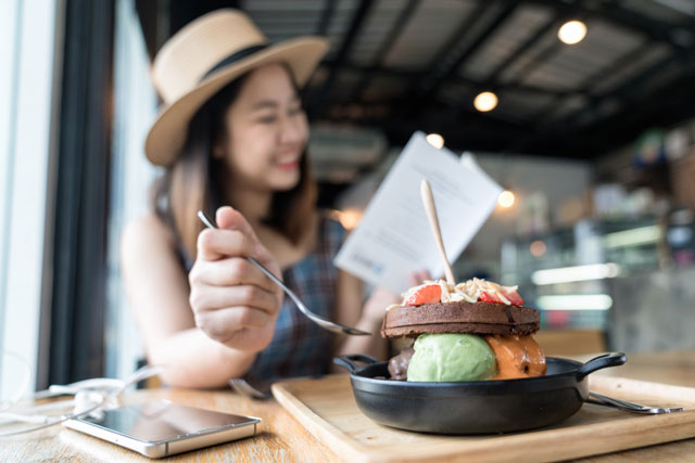 Bỏ ngay 3 thói quen xấu khi ăn này để sống lâu hơn: Vừa ăn vừa xem TV, vừa hại đường tiêu hóa vừa khiến não bộ "tổn thọ"