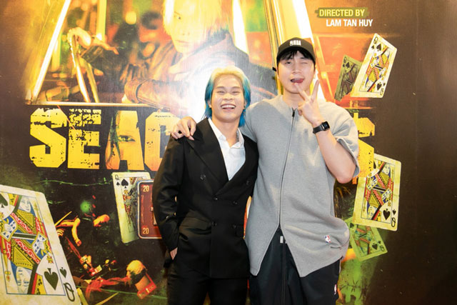 Karik thích thú xem Seachains hóa giang hồ, đánh nhau cực chiến và đặc biệt là "nụ hôn bất ngờ" với người mẫu Fung La