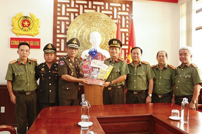Bộ Tư lệnh Cảnh vệ Quân đội Hoàng gia Campuchia thăm, chúc Tết Công an tỉnh An Giang
