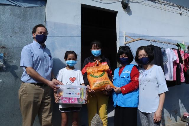 Tặng 3.000 gói hàng thiết yếu cho nữ lao động di cư tại 3 tỉnh Thái Bình, Nghệ An và TP Hồ Chí Minh