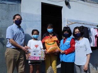 Tặng 3.000 gói hàng thiết yếu cho nữ lao động di cư tại 3 tỉnh Thái Bình, Nghệ An và TP Hồ Chí Minh